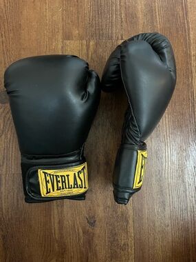 Everlast Black Boxing Gloves + Everlast White Wrist Straps